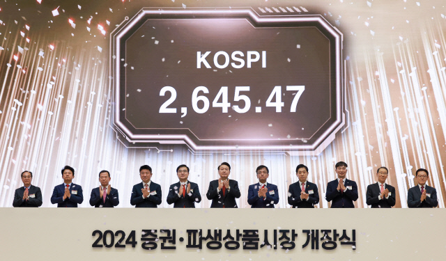 윤석열 대통령이 2일 오전 서울 영등포구 여의도 한국거래소에서 열린 2024 증권·파생상품시장 개장식에 참석해 개장 신호 버튼을 누른 뒤 박수치고 있다. 왼쪽부터 신진영 자본시장연구원장, 오흥식 코스닥협회장, 서유석 한국금융투자협회장, 국민의힘 유의동 정책위의장, 손병두 한국거래소 이사장, 윤 대통령, 최상목 부총리 겸 기획재정부 장관, 김주현 금융위원장, 이복현 금융감독원장, 정구용 한국상장회사협의회장, 김환식 코넥스 협회장. 연합뉴스